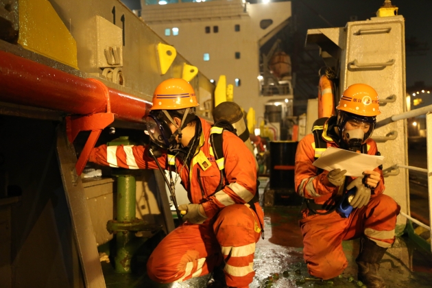 交通运输部烟台打捞局燃爆集装箱船